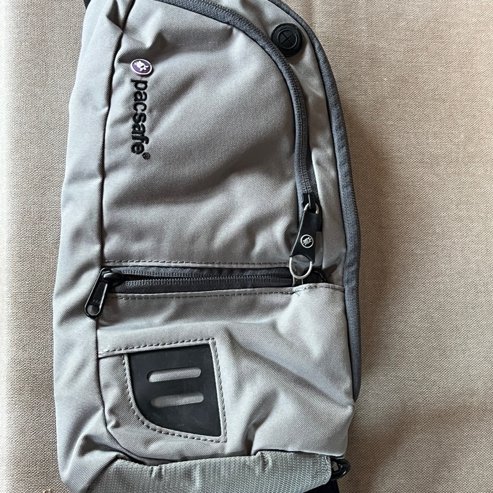 PacSafe Venture safe anti-theft sling.